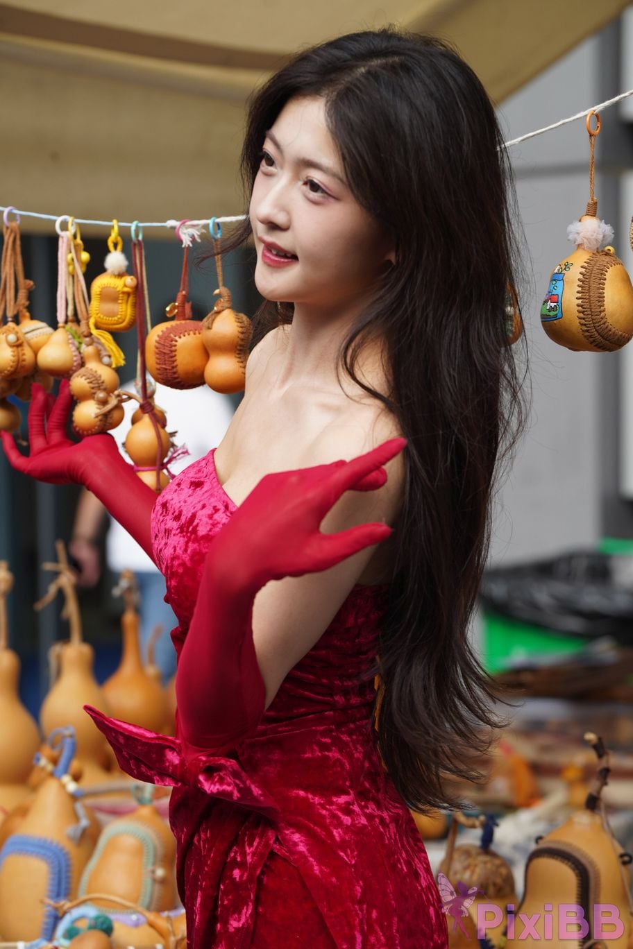 Featured Street Photography Works No.5957 Ren Mianmian in a bright red dress PixiBB.COM 315