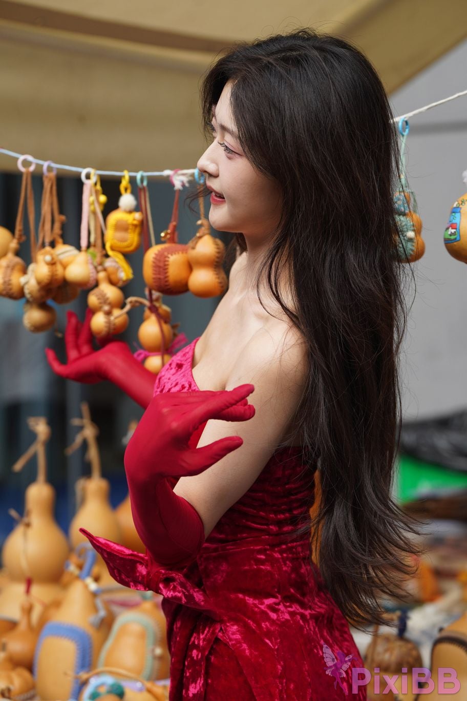 Featured Street Photography Works No.5957 Ren Mianmian in a bright red dress PixiBB.COM 316