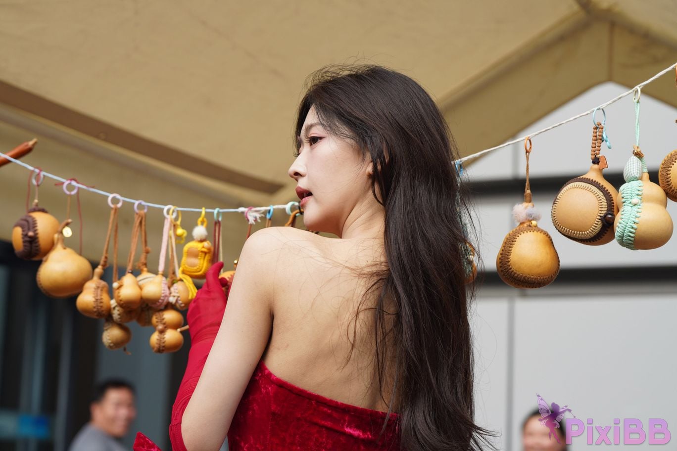 Featured Street Photography Works No.5957 Ren Mianmian in a bright red dress PixiBB.COM 322