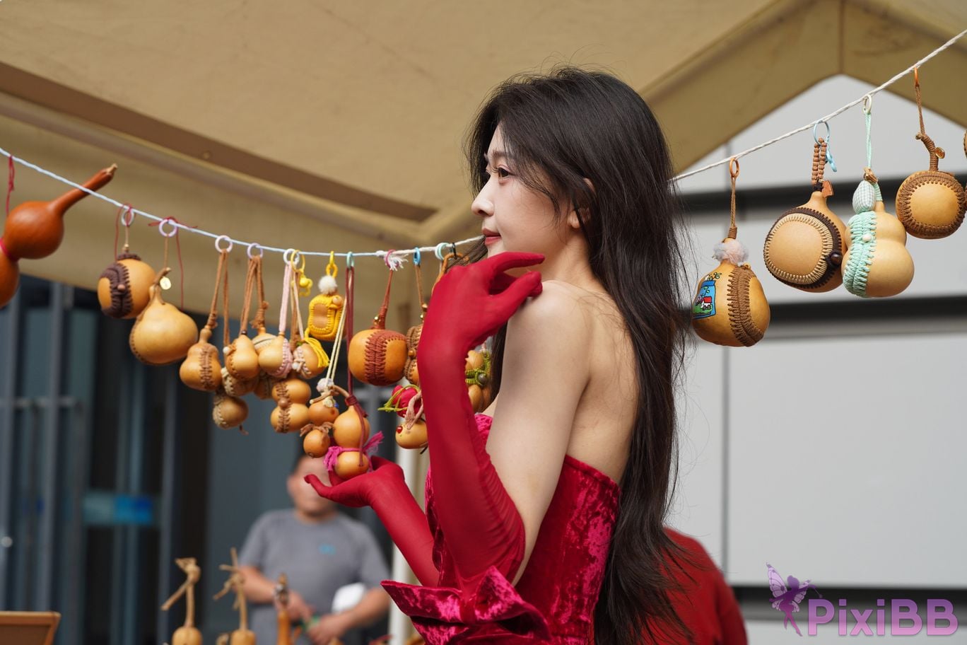 Featured Street Photography Works No.5957 Ren Mianmian in a bright red dress PixiBB.COM 328