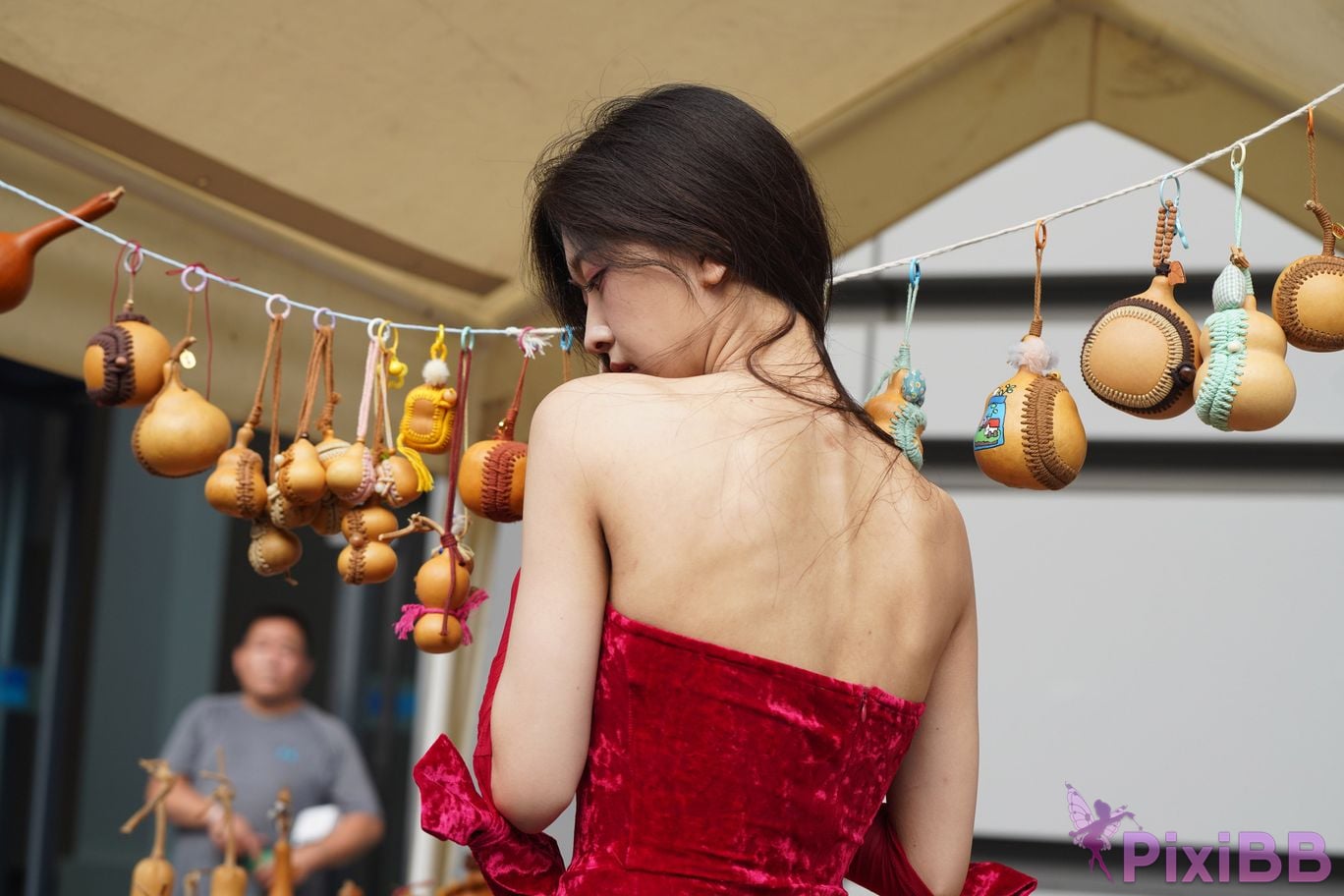 Featured Street Photography Works No.5957 Ren Mianmian in a bright red dress PixiBB.COM 330