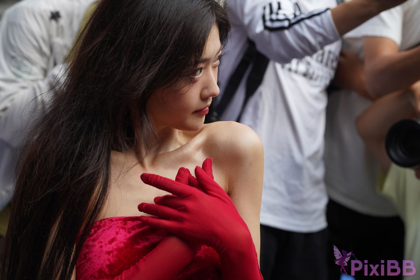 Featured Street Photography Works No.5957 Ren Mianmian in a bright red dress PixiBB.COM 341
