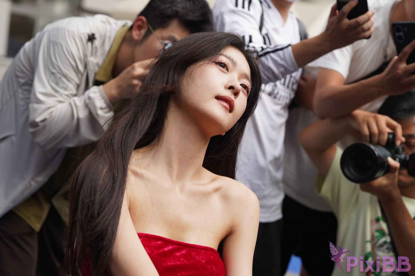 Featured Street Photography Works No.5957 Ren Mianmian in a bright red dress PixiBB.COM 342