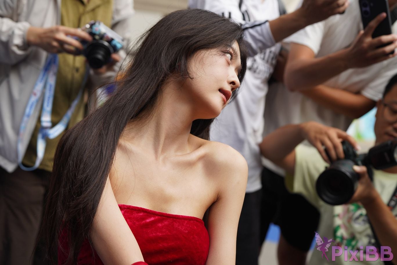 Featured Street Photography Works No.5957 Ren Mianmian in a bright red dress PixiBB.COM 343