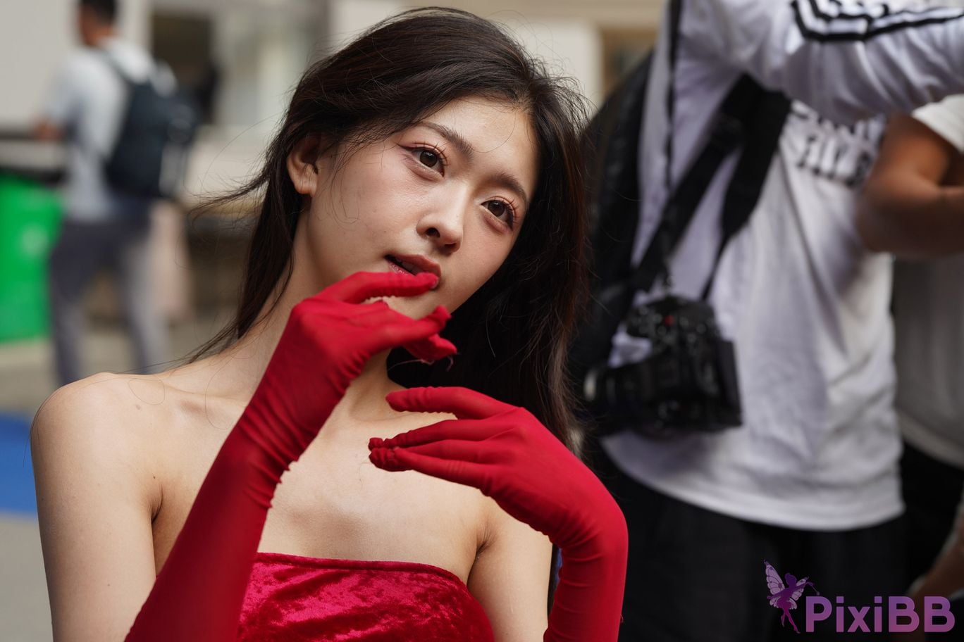 Featured Street Photography Works No.5957 Ren Mianmian in a bright red dress PixiBB.COM 349