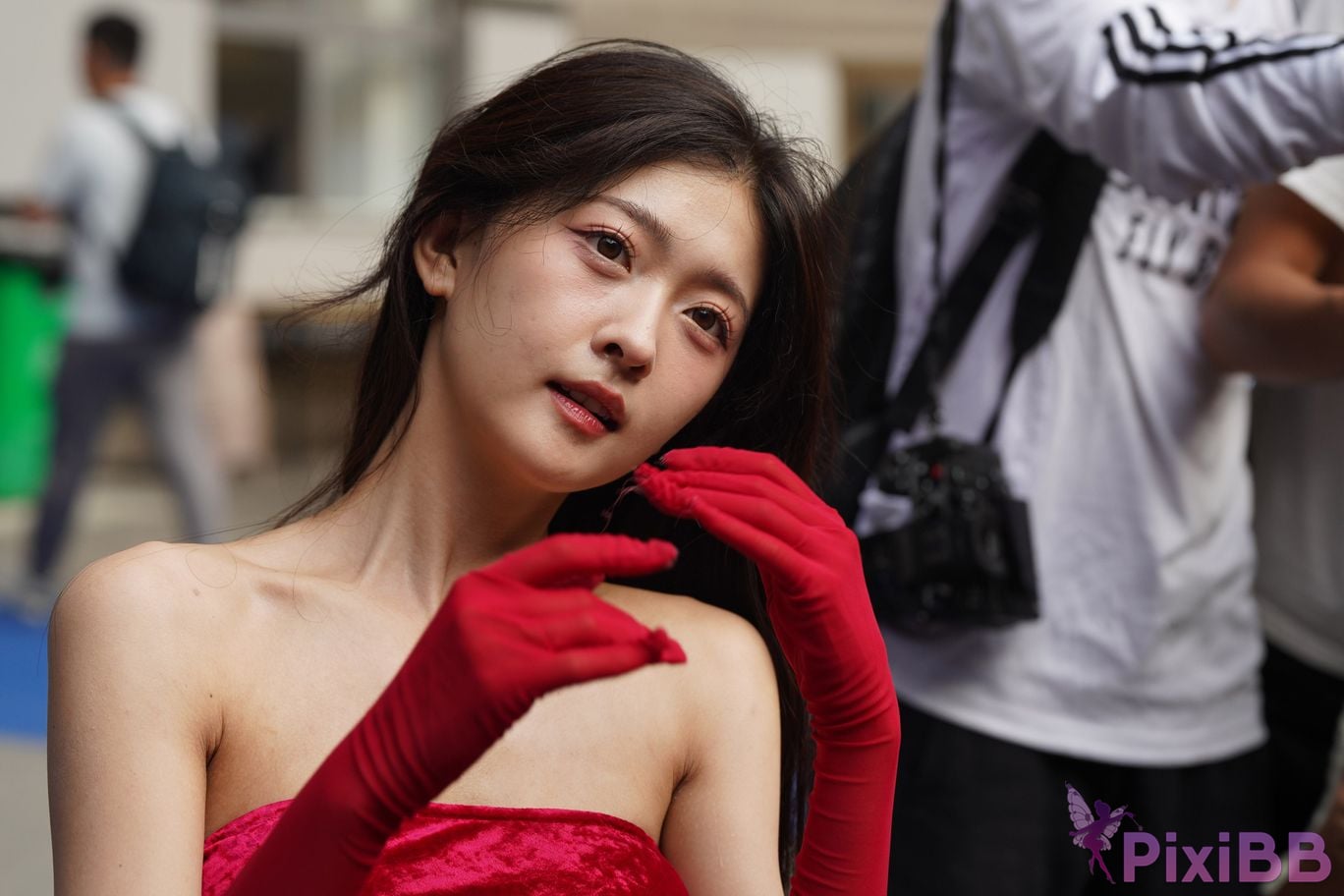 Featured Street Photography Works No.5957 Ren Mianmian in a bright red dress PixiBB.COM 350