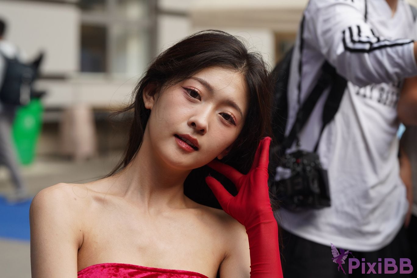 Featured Street Photography Works No.5957 Ren Mianmian in a bright red dress PixiBB.COM 351