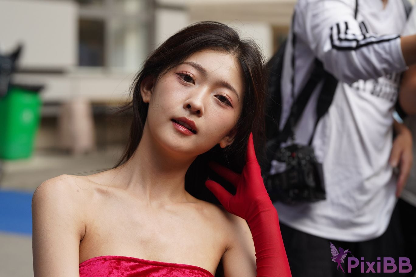 Featured Street Photography Works No.5957 Ren Mianmian in a bright red dress PixiBB.COM 352