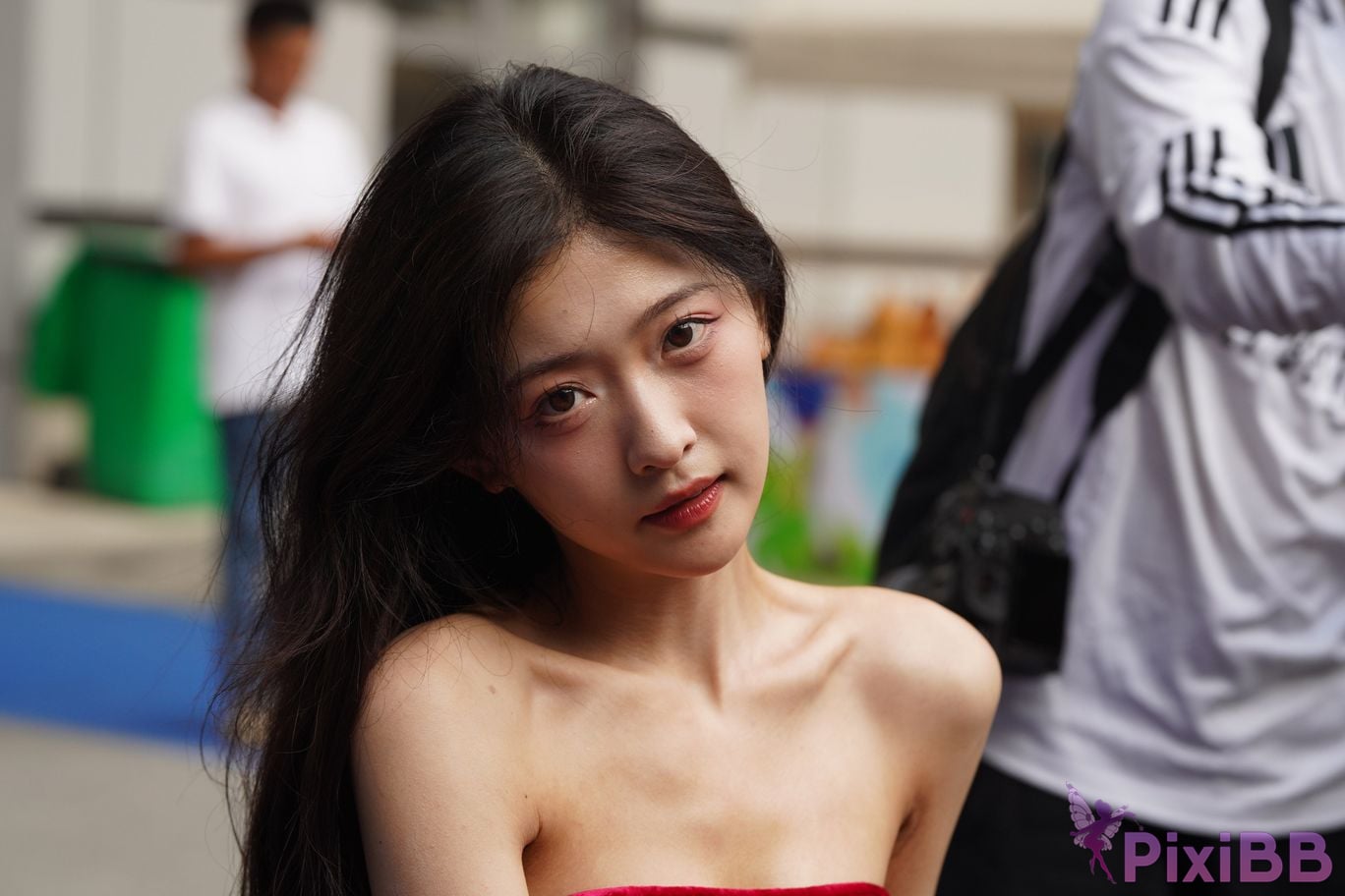 Featured Street Photography Works No.5957 Ren Mianmian in a bright red dress PixiBB.COM 355