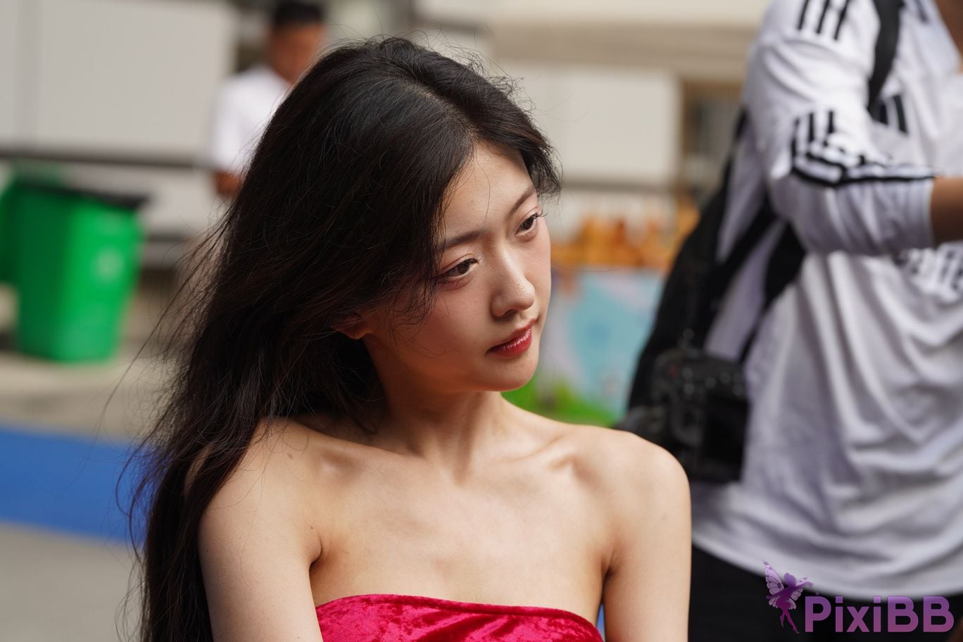 Featured Street Photography Works No.5957 Ren Mianmian in a bright red dress PixiBB.COM 358