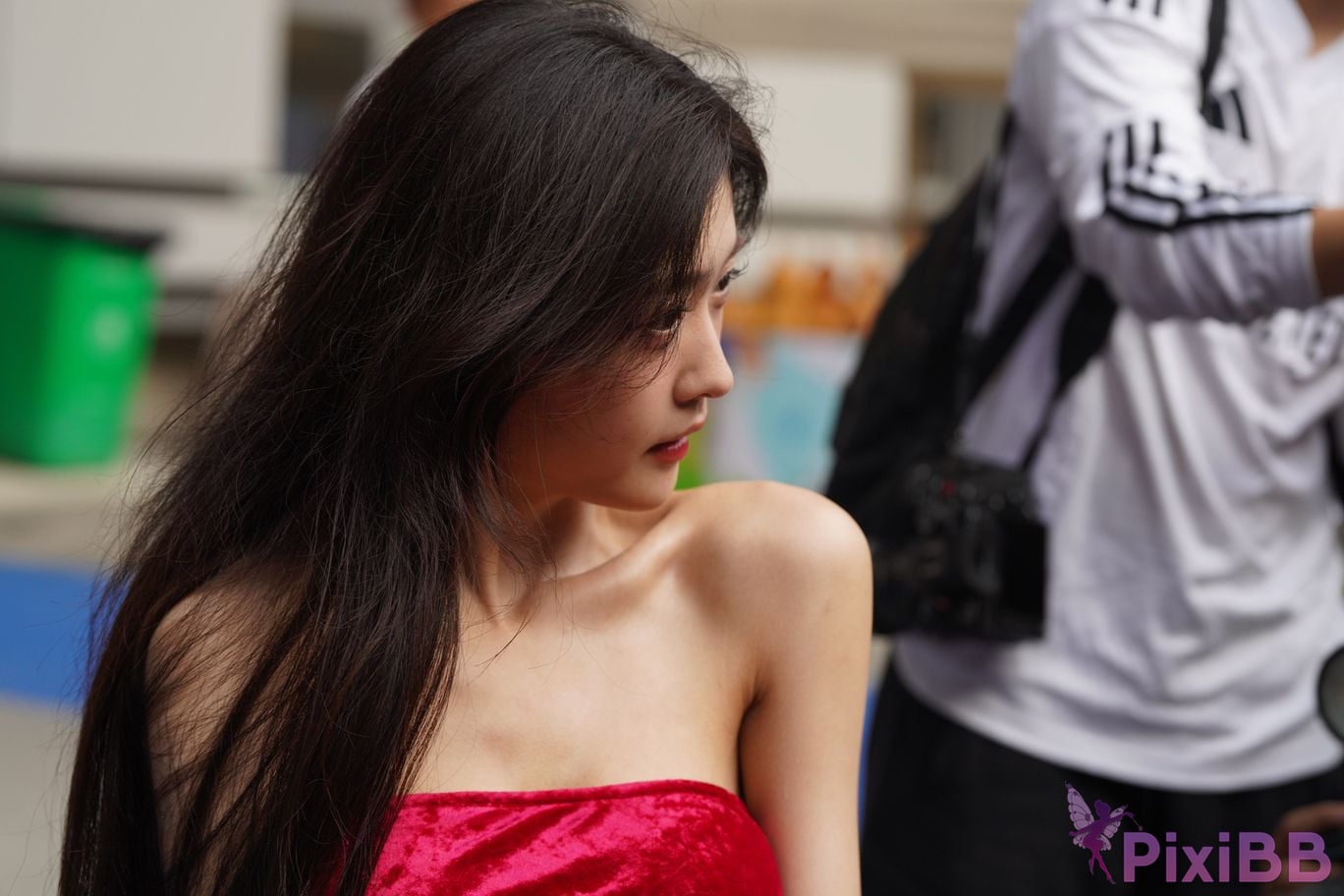 Featured Street Photography Works No.5957 Ren Mianmian in a bright red dress PixiBB.COM 359