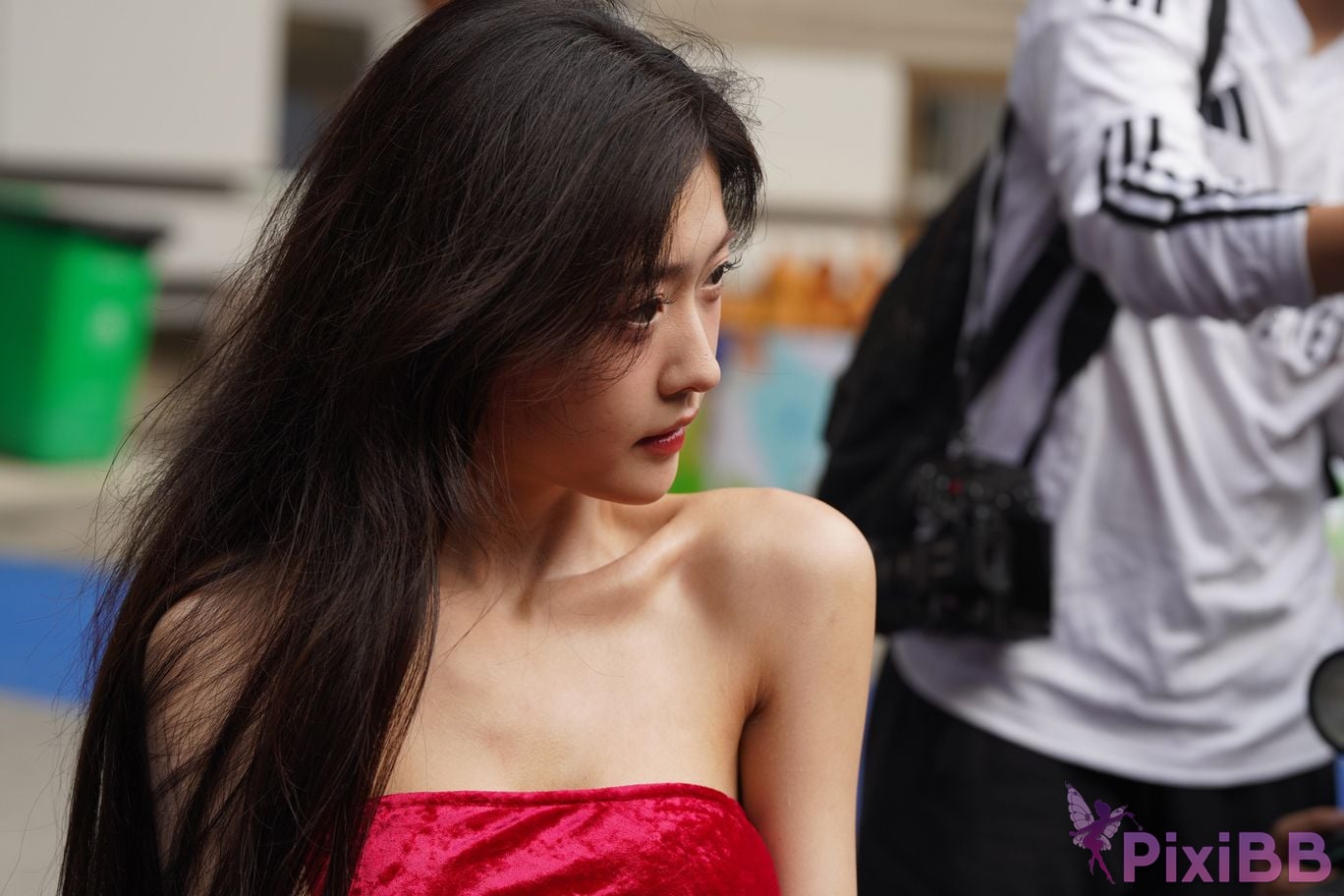 Featured Street Photography Works No.5957 Ren Mianmian in a bright red dress PixiBB.COM 360