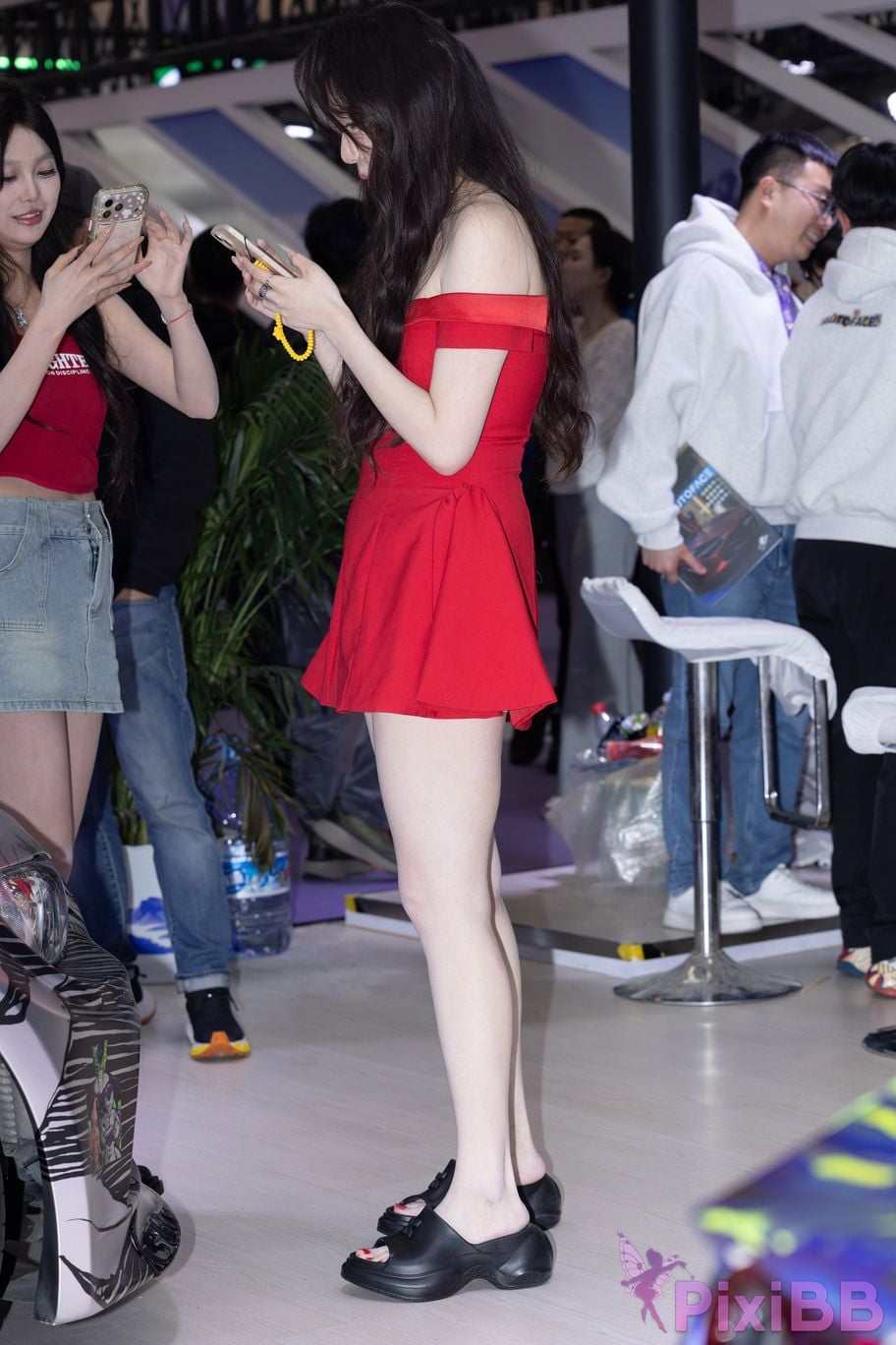 Featured Street Photography Works No.5959 Fair skinned beauty in red dress PixiBB.COM 001