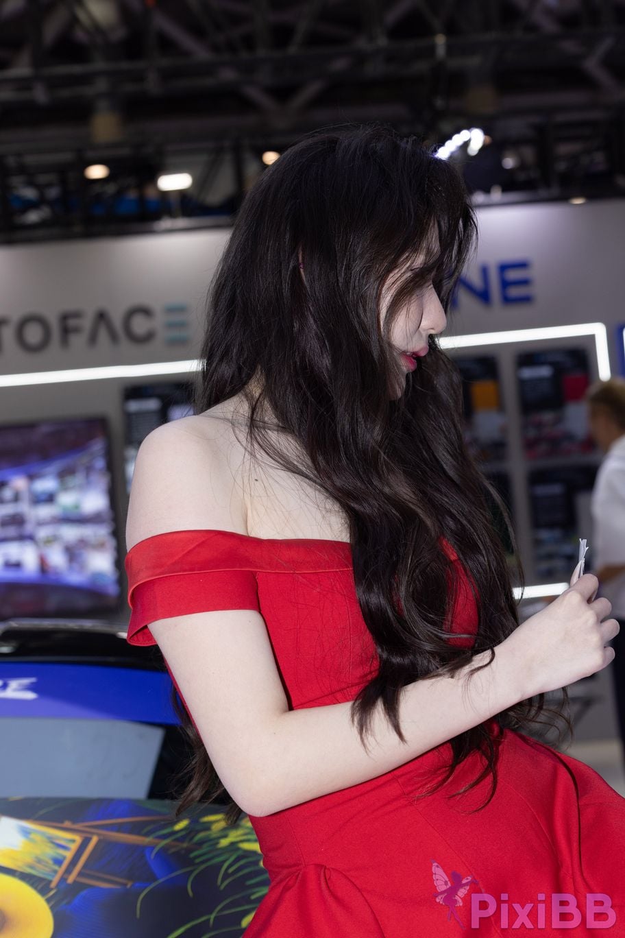 Featured Street Photography Works No.5959 Fair skinned beauty in red dress PixiBB.COM 008