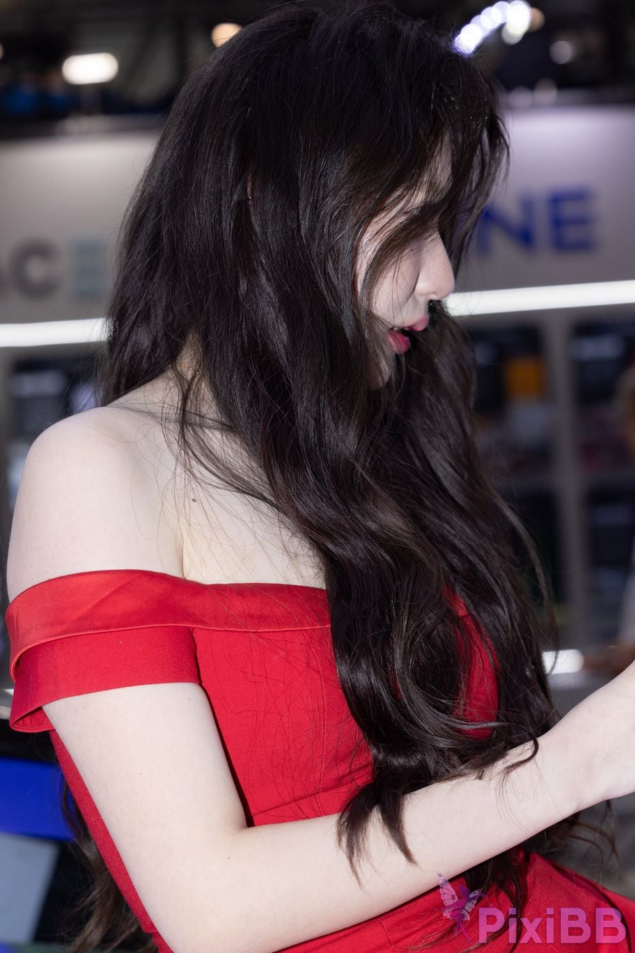 Featured Street Photography Works No.5959 Fair skinned beauty in red dress PixiBB.COM 009