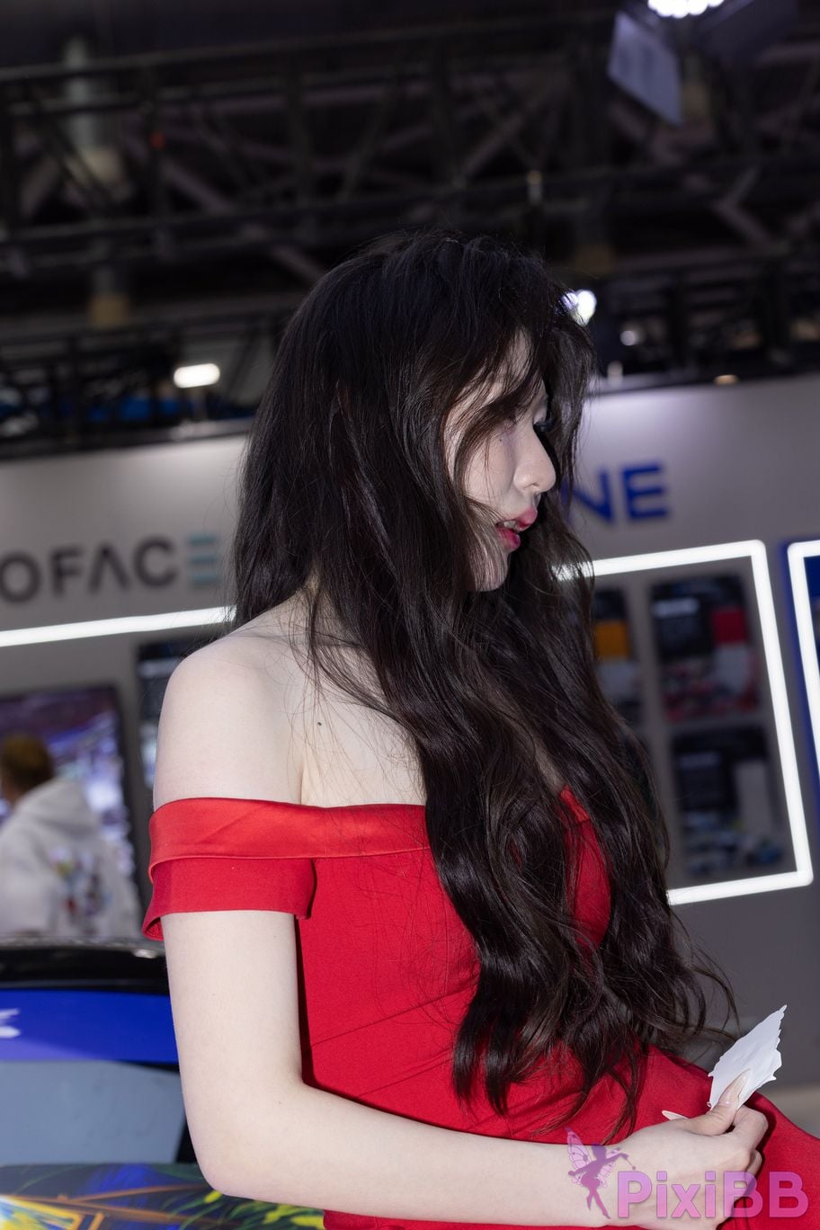 Featured Street Photography Works No.5959 Fair skinned beauty in red dress PixiBB.COM 013