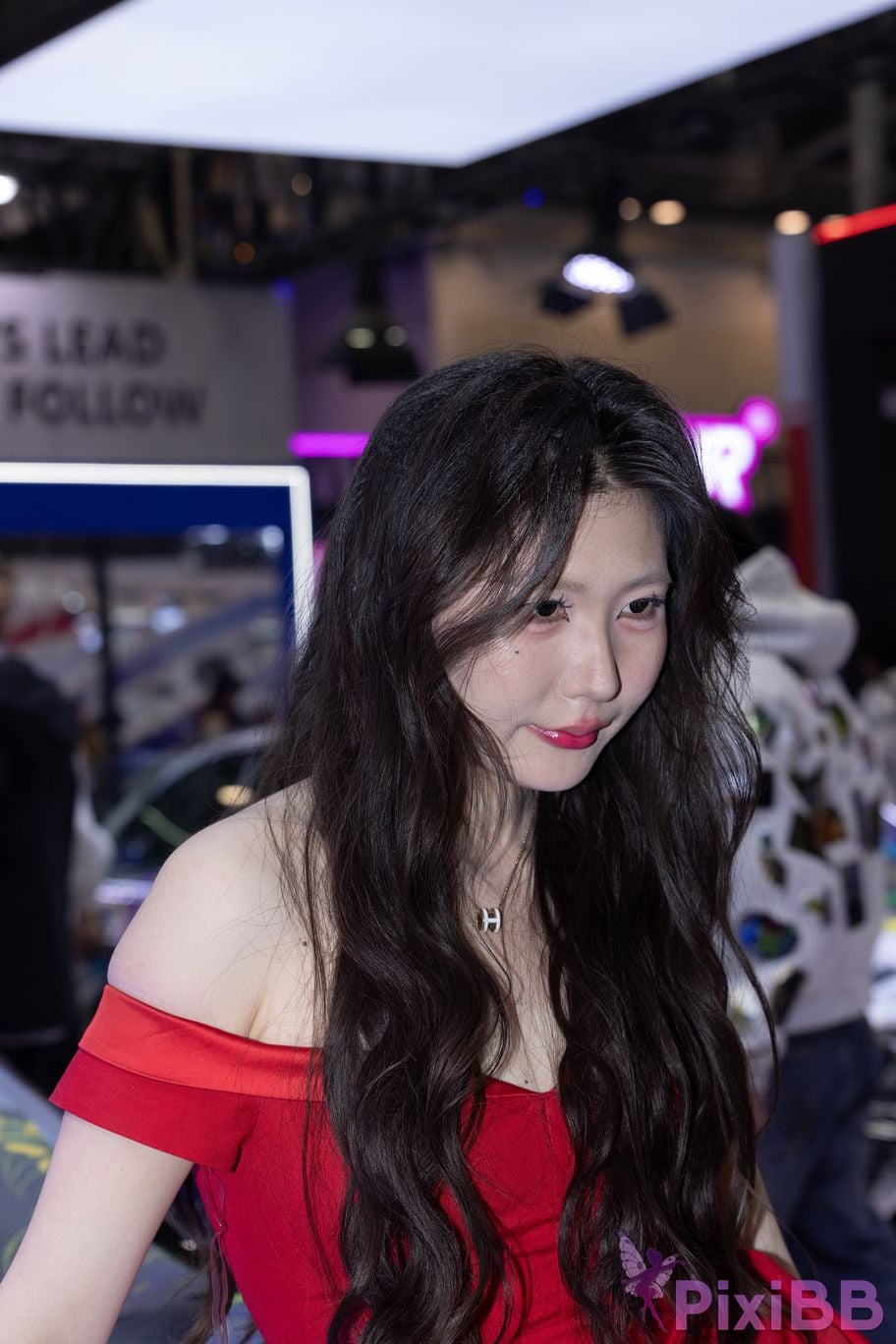 Featured Street Photography Works No.5959 Fair skinned beauty in red dress PixiBB.COM 024