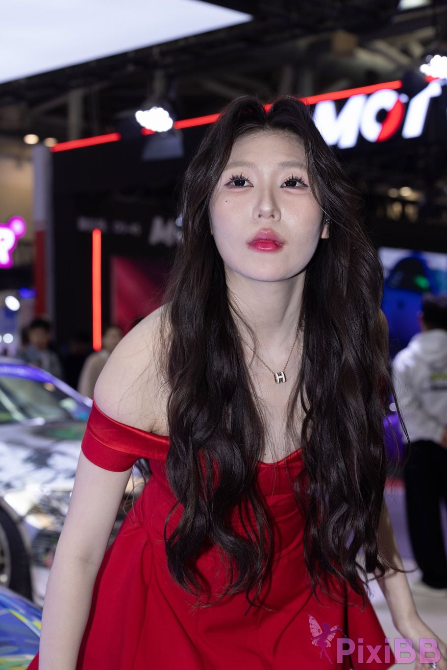 Featured Street Photography Works No.5959 Fair skinned beauty in red dress PixiBB.COM 033