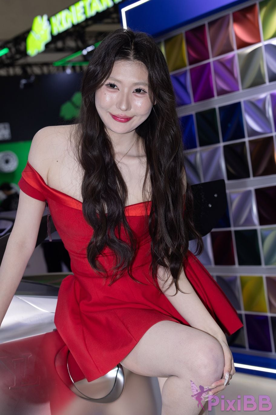Featured Street Photography Works No.5959 Fair skinned beauty in red dress PixiBB.COM 082