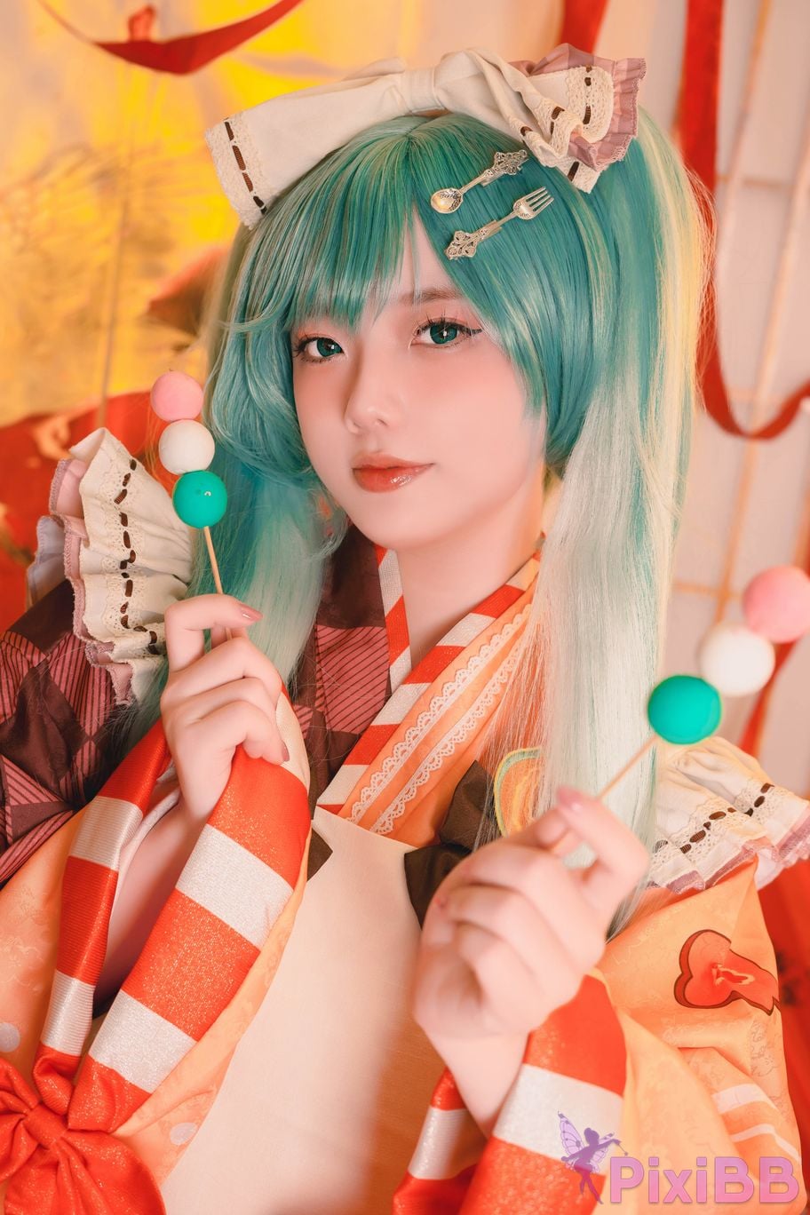 Cosplayer Messie Huang Miku PixiBB.COM 017