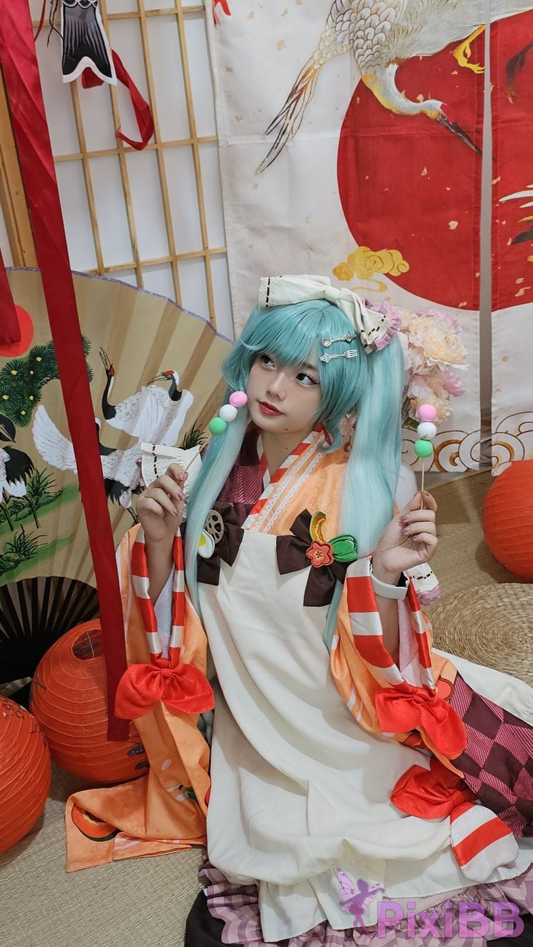 Cosplayer Messie Huang Miku PixiBB.COM 027