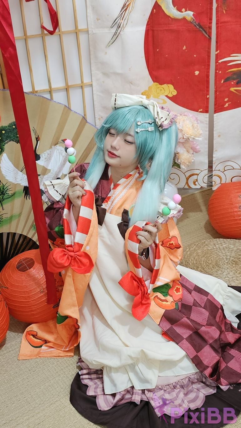 Cosplayer Messie Huang Miku PixiBB.COM 028