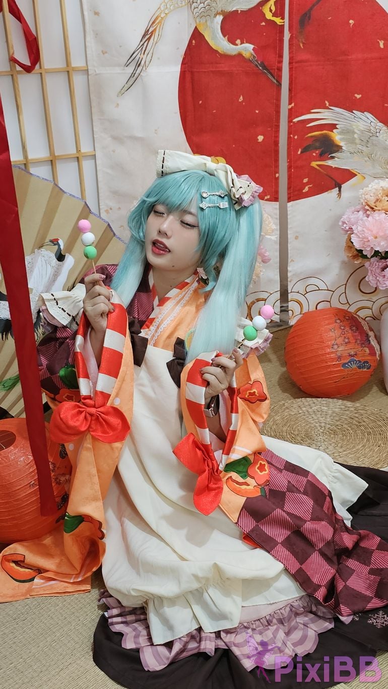 Cosplayer Messie Huang Miku PixiBB.COM 029