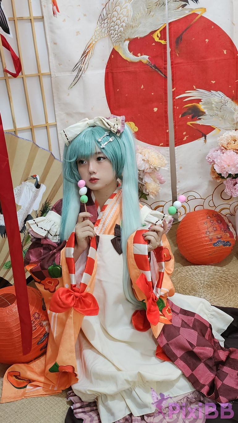 Cosplayer Messie Huang Miku PixiBB.COM 030