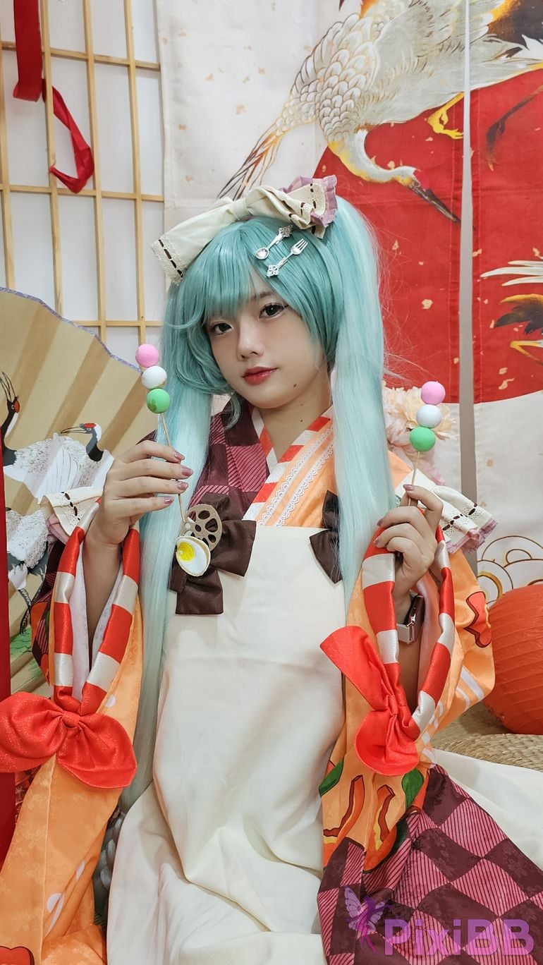 Cosplayer Messie Huang Miku PixiBB.COM 031
