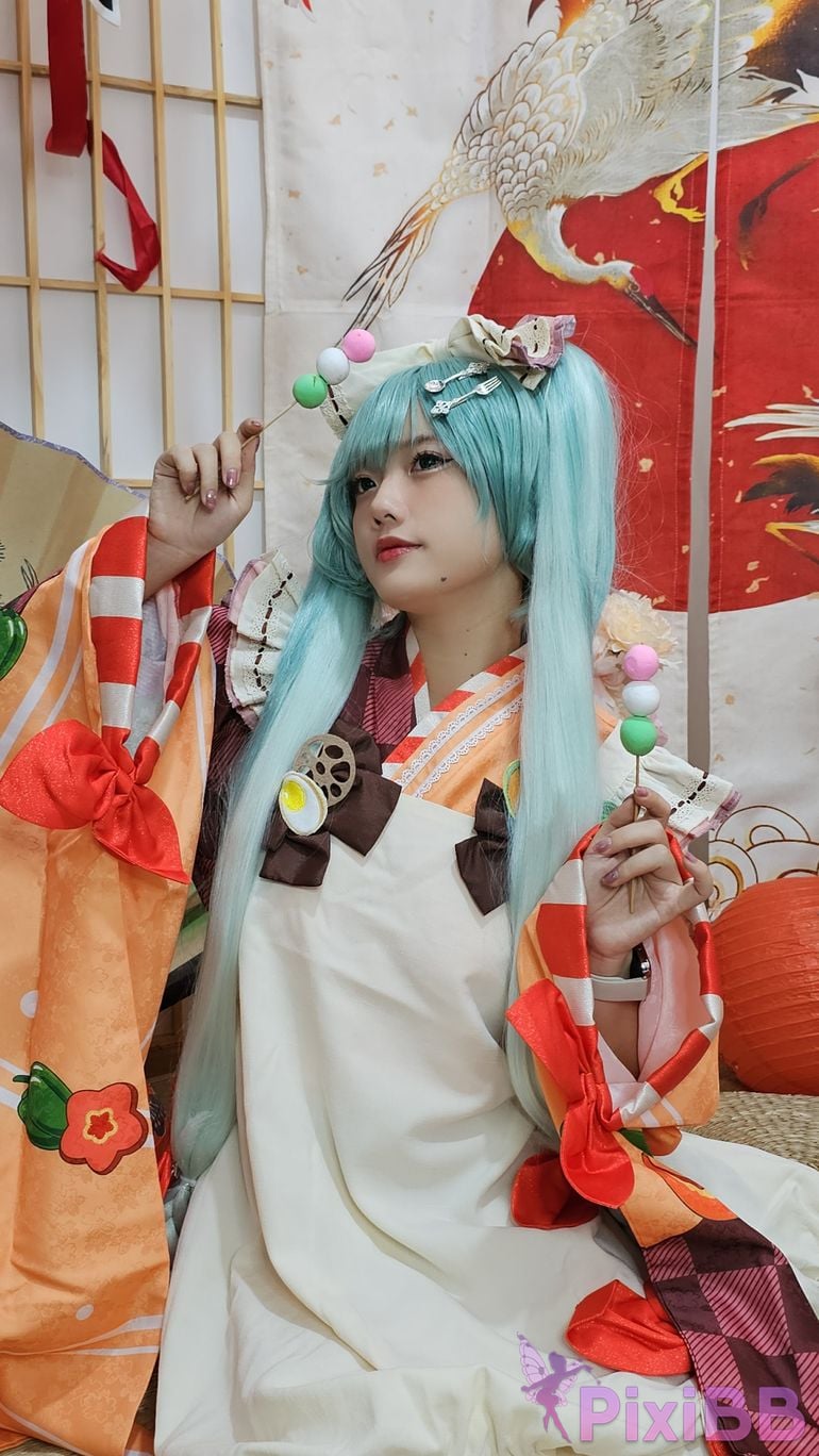 Cosplayer Messie Huang Miku PixiBB.COM 032
