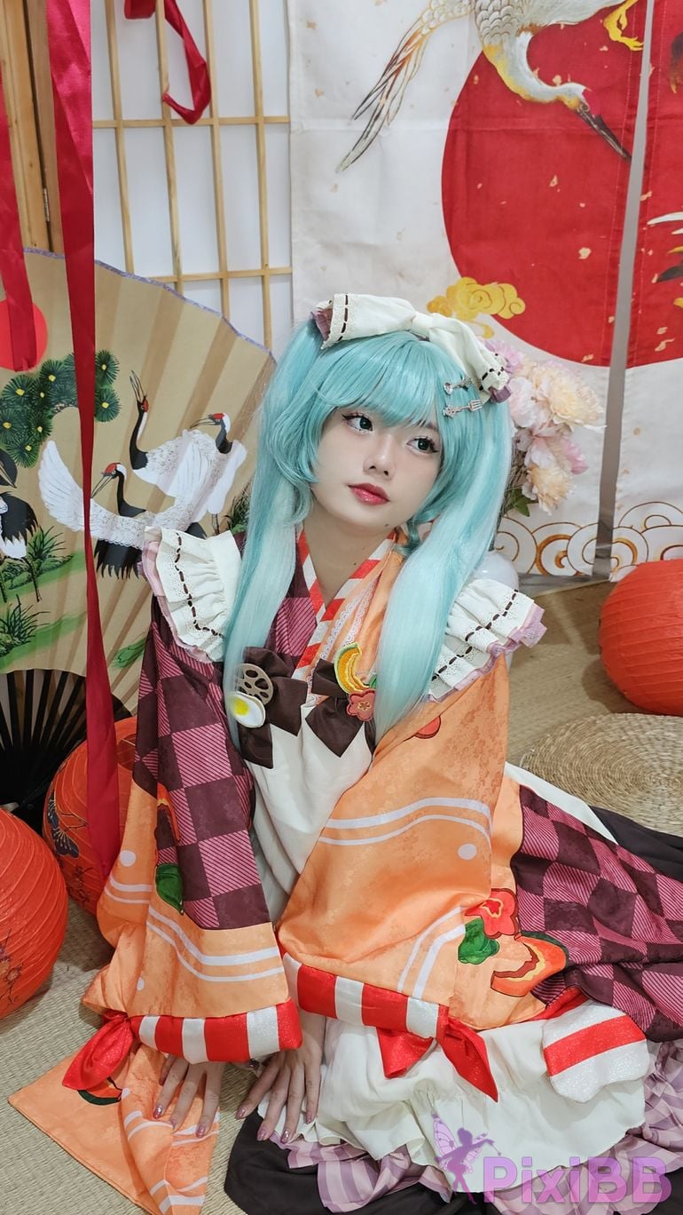 Cosplayer Messie Huang Miku PixiBB.COM 037