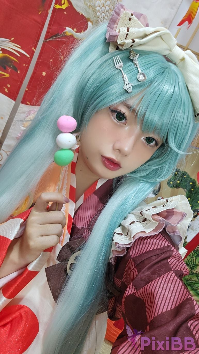 Cosplayer Messie Huang Miku PixiBB.COM 038
