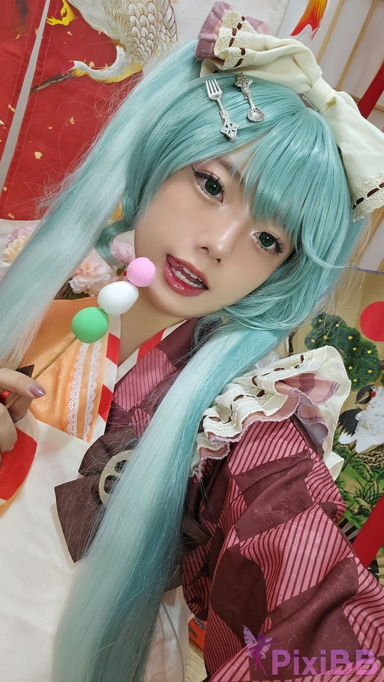 Cosplayer Messie Huang Miku PixiBB.COM 039