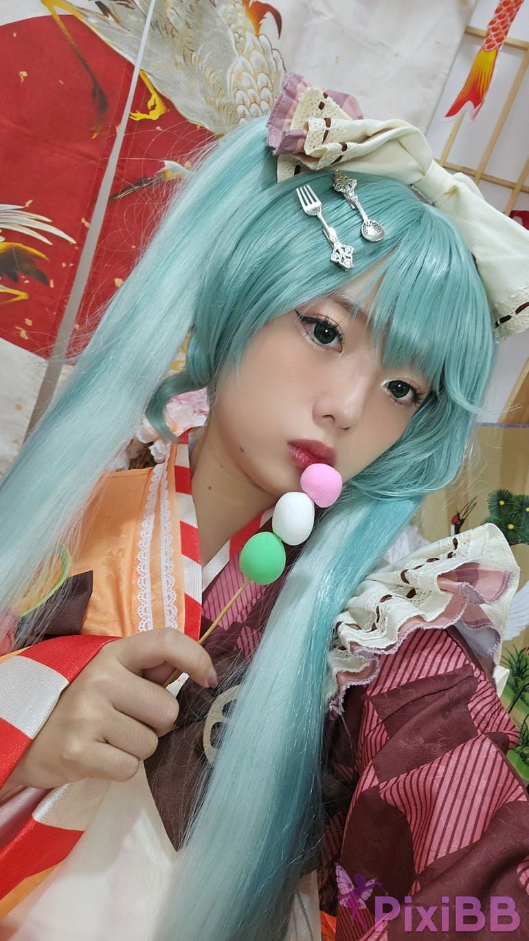 Cosplayer Messie Huang Miku PixiBB.COM 040