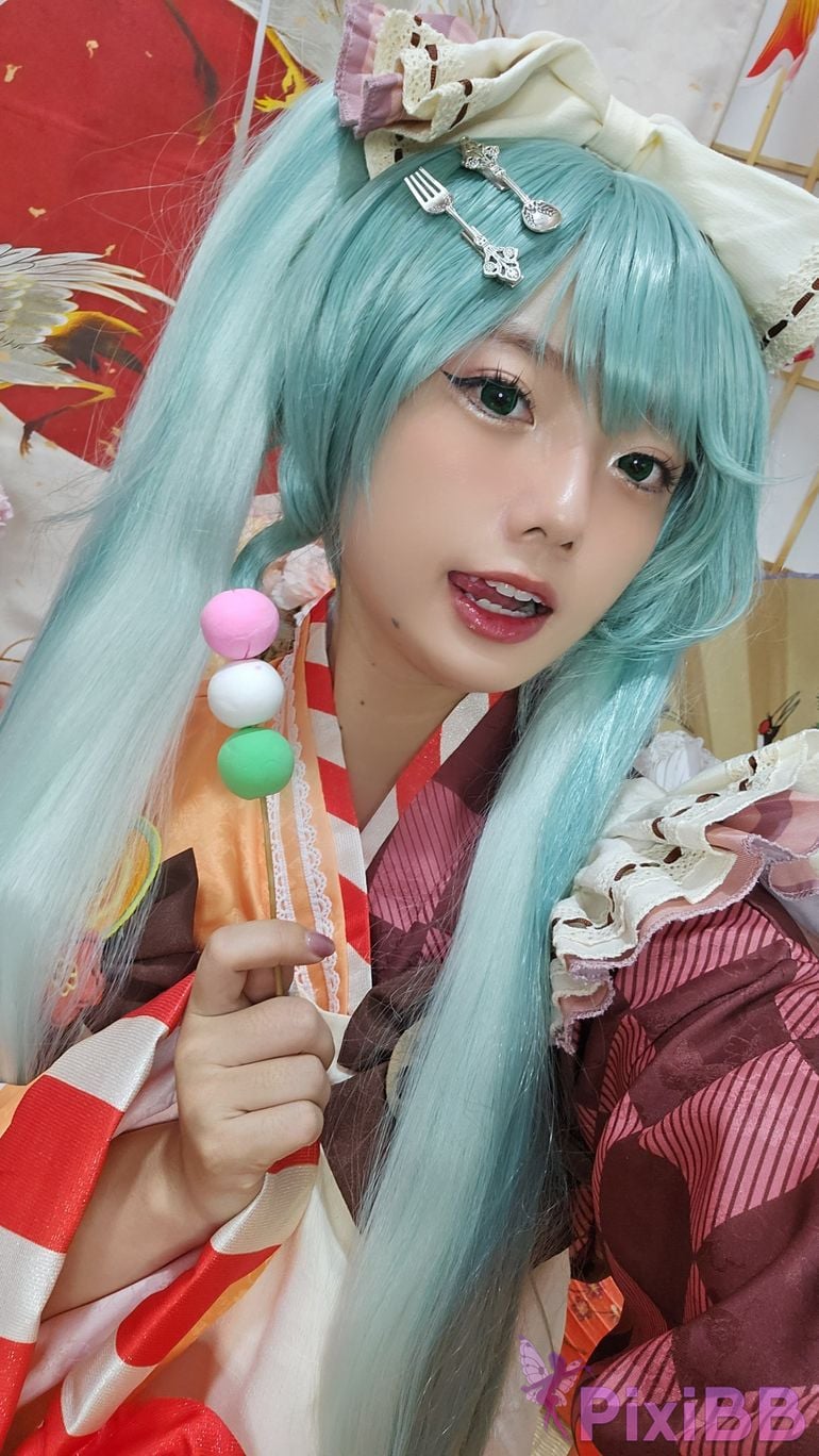 Cosplayer Messie Huang Miku PixiBB.COM 041