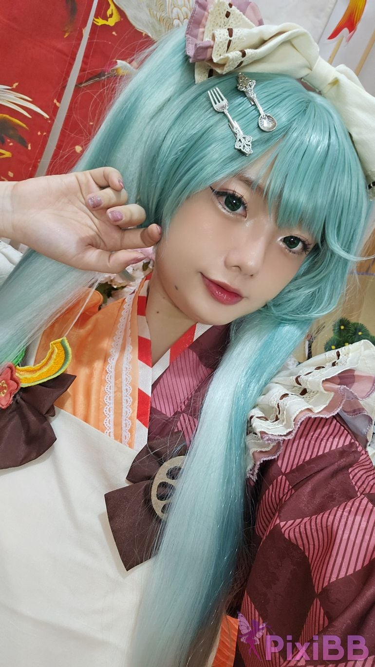 Cosplayer Messie Huang Miku PixiBB.COM 043
