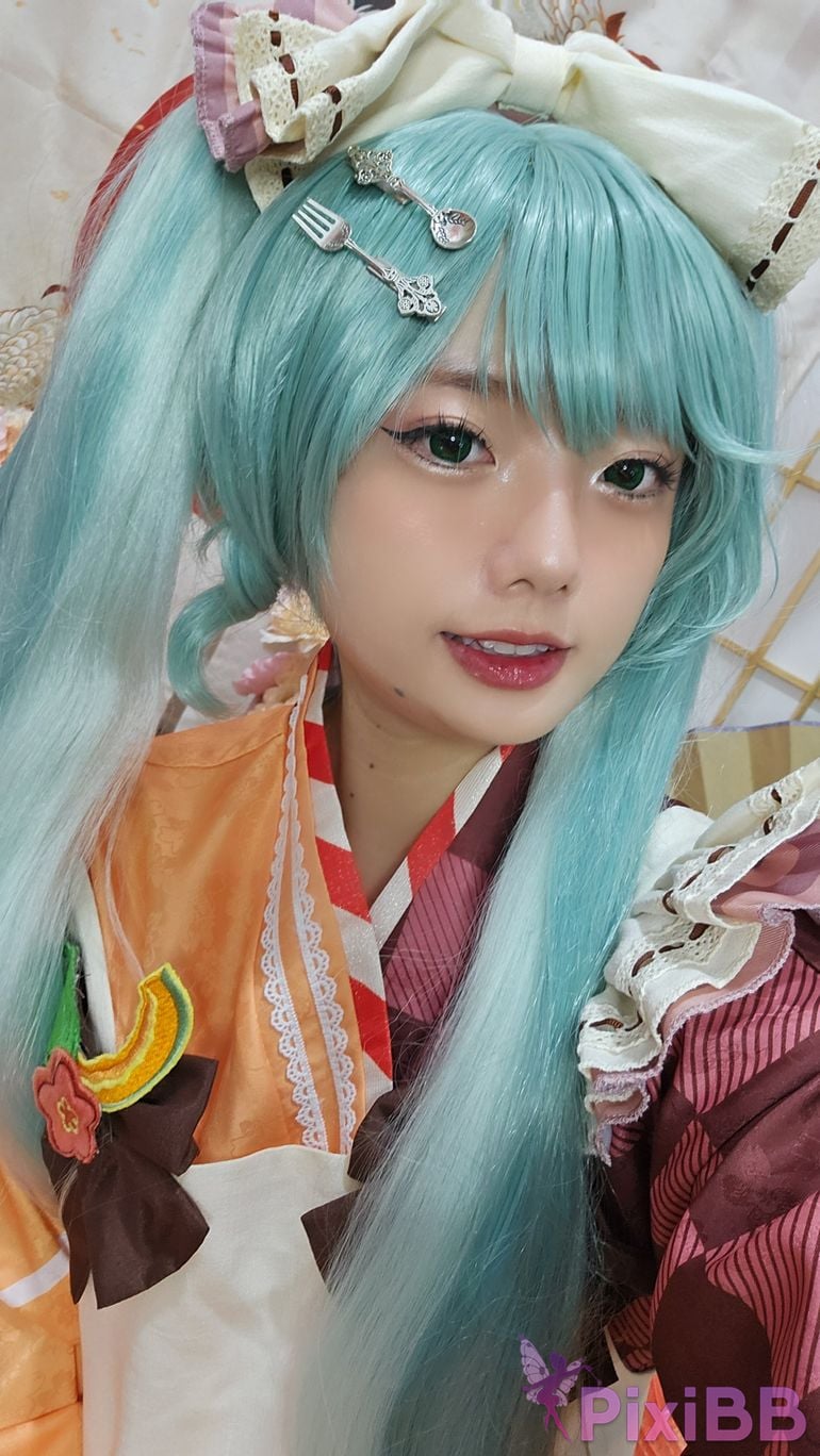 Cosplayer Messie Huang Miku PixiBB.COM 044