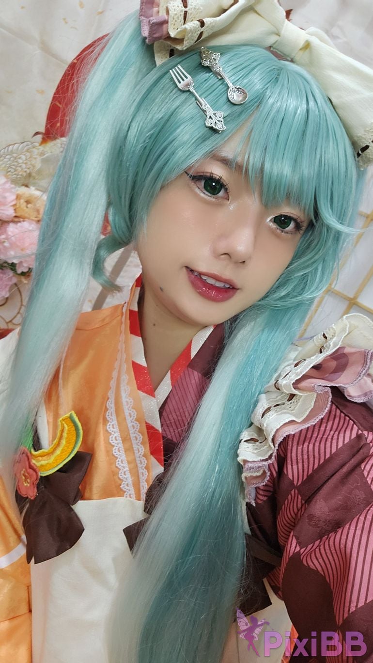 Cosplayer Messie Huang Miku PixiBB.COM 045