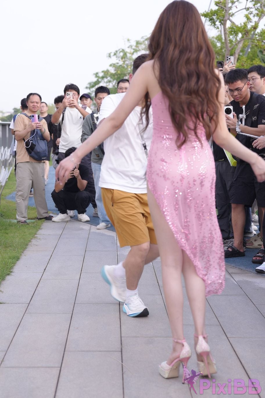Featured Street Photography Works No.5979 Zhang Yihui pink skirt PixiBB.COM 019