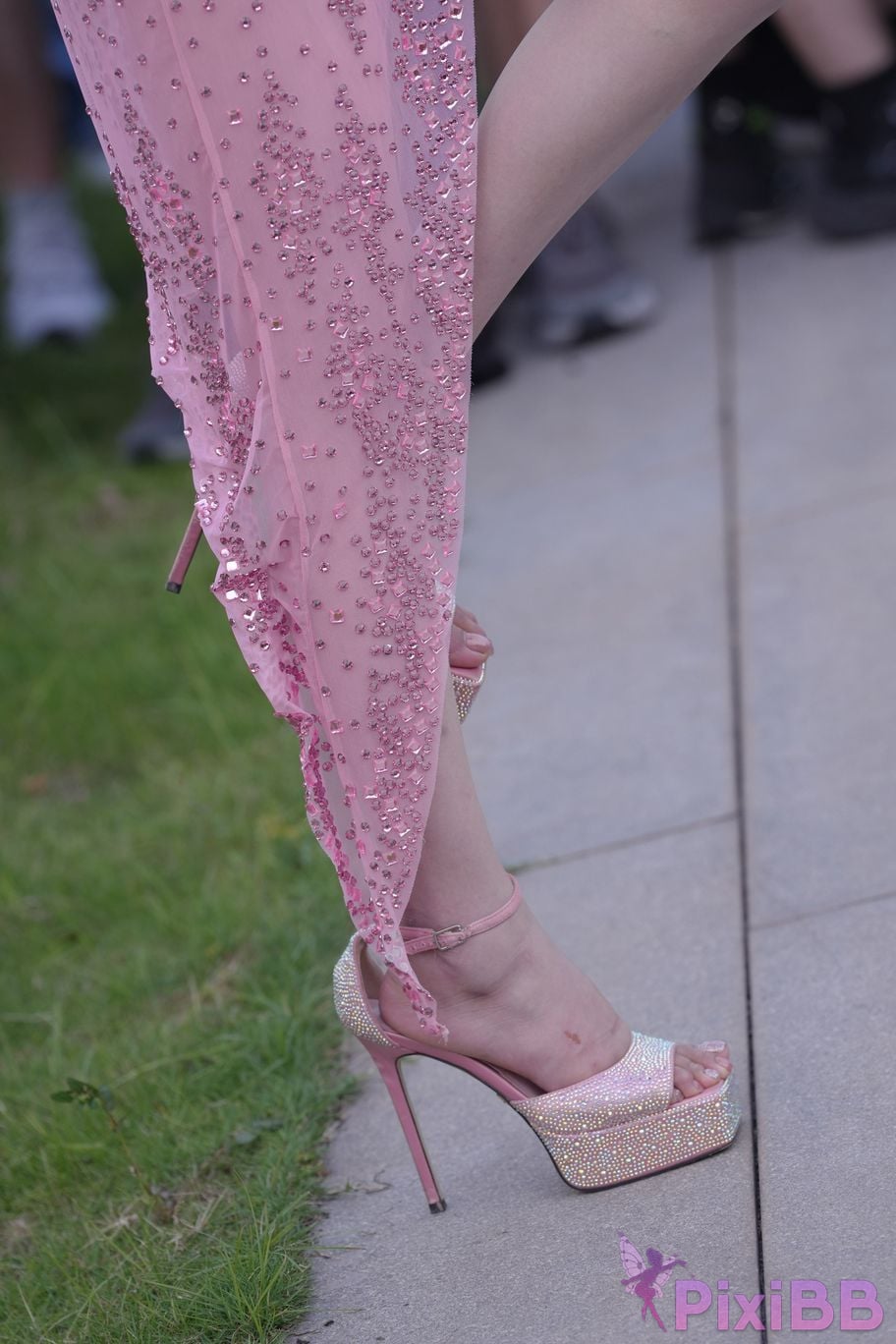 Featured Street Photography Works No.5979 Zhang Yihui pink skirt PixiBB.COM 155