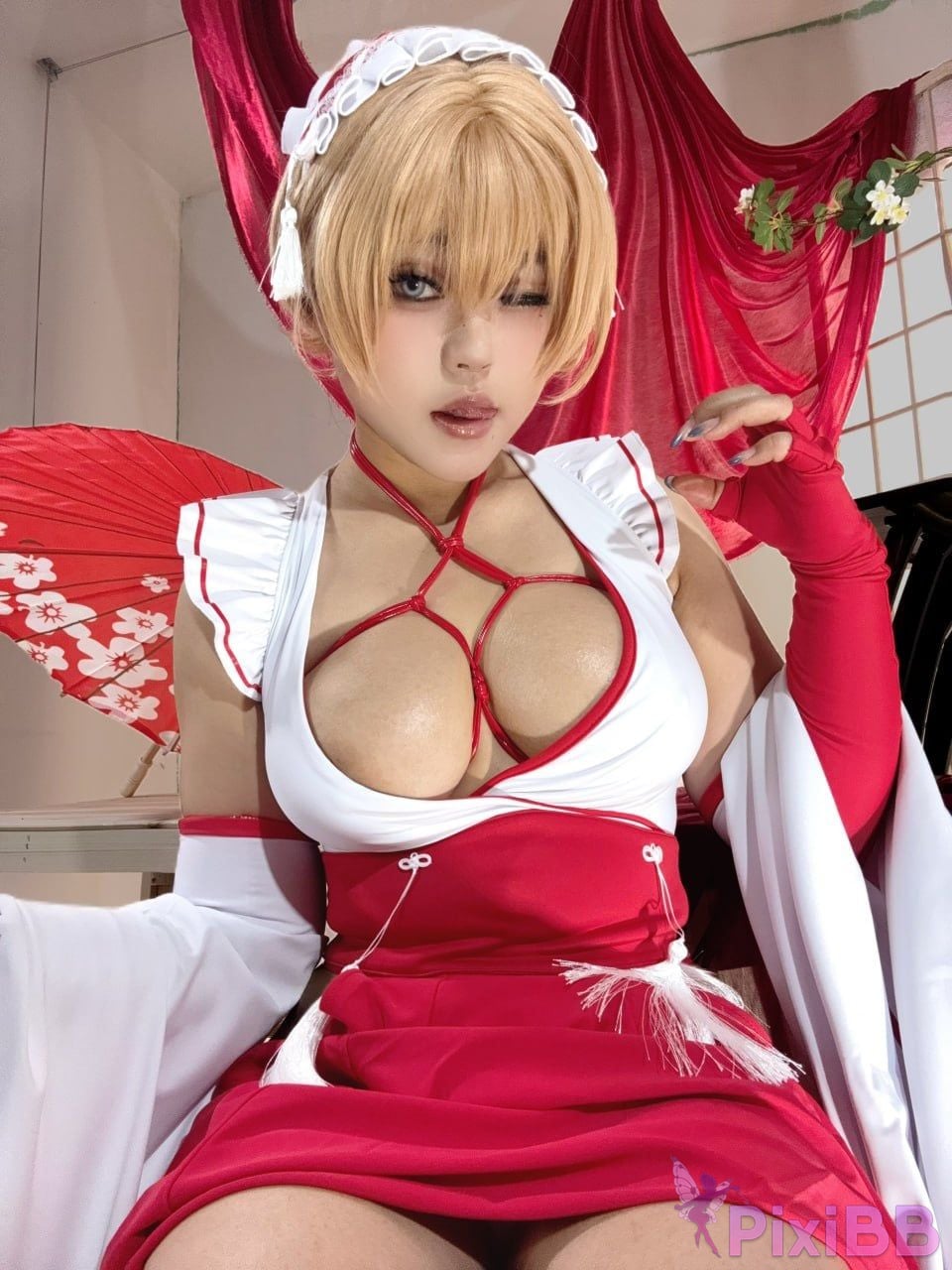 Cosplayer Surabaya has a pointed head golden witch PixiBB.COM 047