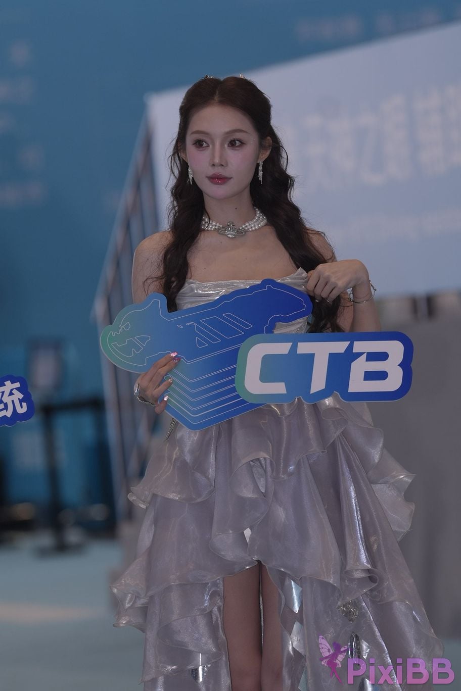 Featured Street Photography Works No.5990 Beautiful model at Fang Leopard booth PixiBB.COM 003