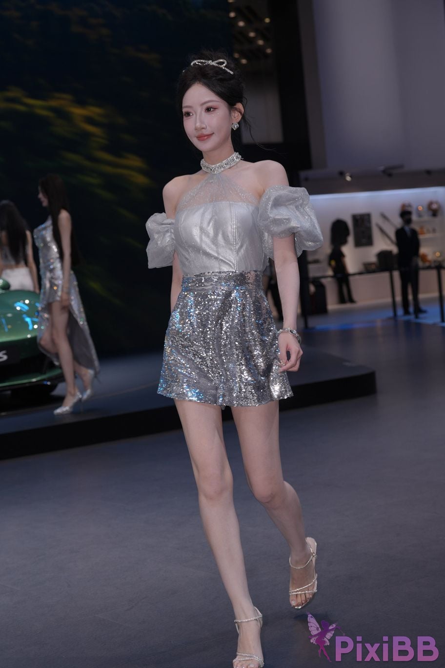 Featured Street Photography Works No.5990 Beautiful model at Fang Leopard booth PixiBB.COM 019