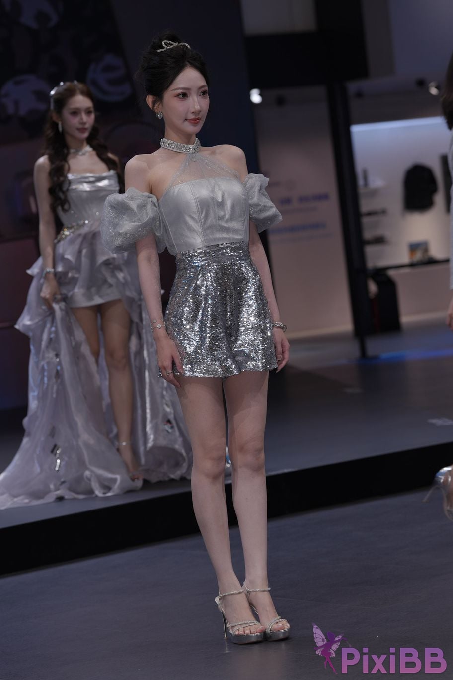 Featured Street Photography Works No.5990 Beautiful model at Fang Leopard booth PixiBB.COM 032