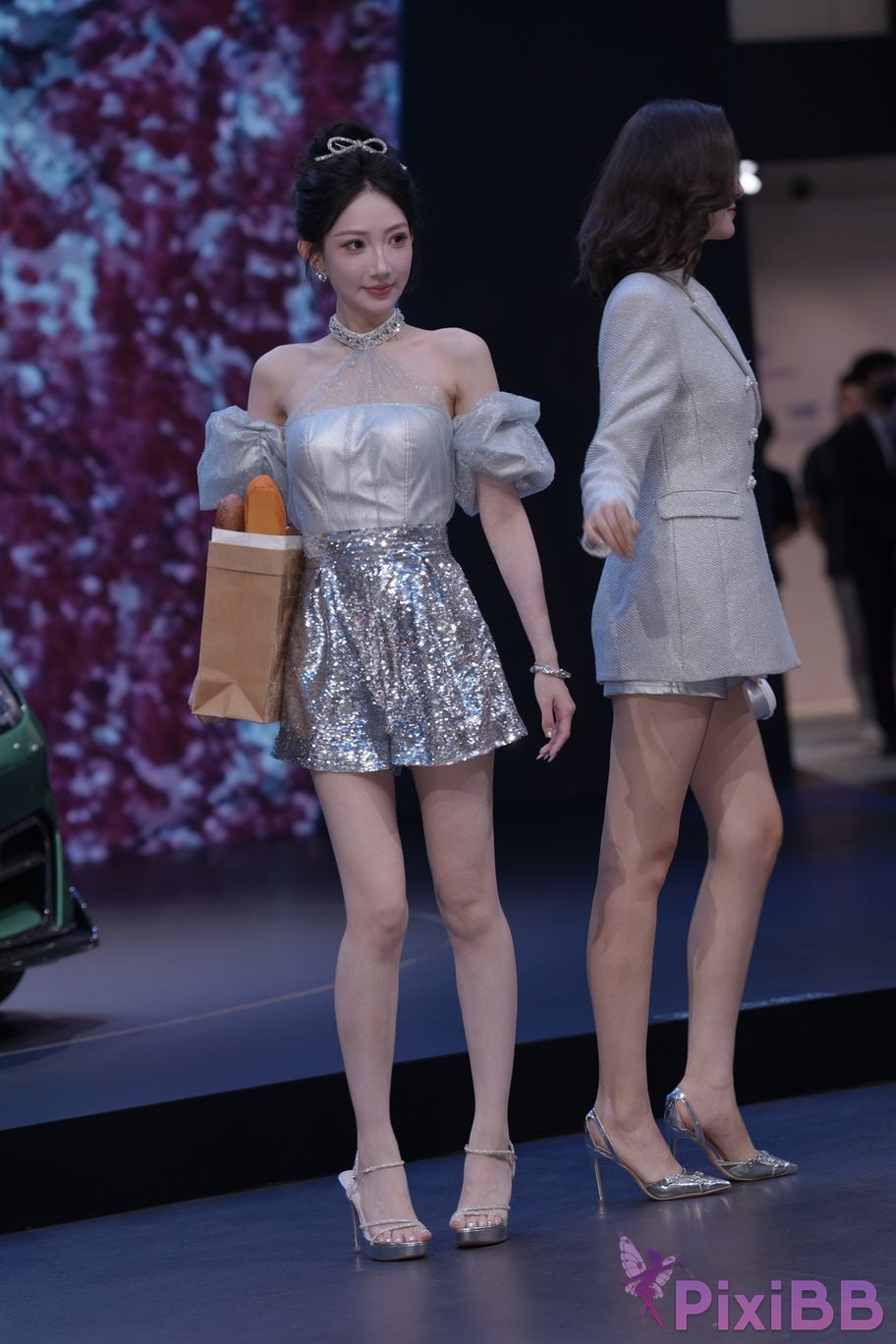 Featured Street Photography Works No.5990 Beautiful model at Fang Leopard booth PixiBB.COM 114