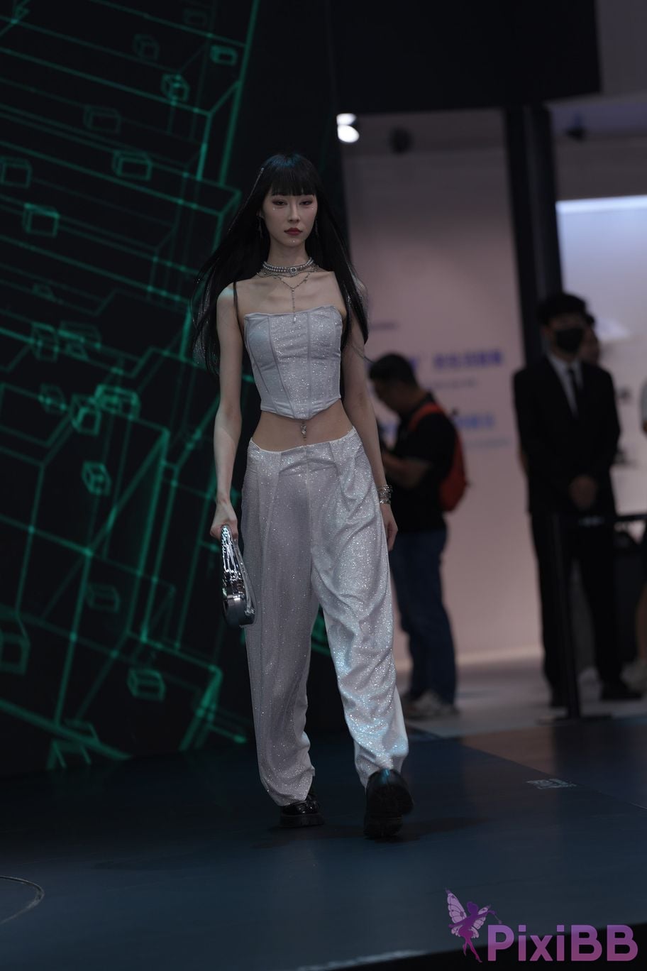 Featured Street Photography Works No.5990 Beautiful model at Fang Leopard booth PixiBB.COM 116