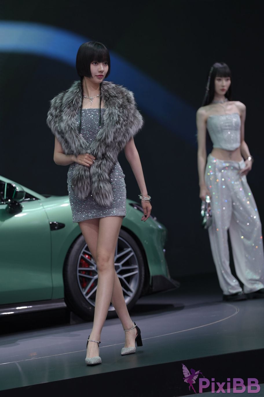 Featured Street Photography Works No.5990 Beautiful model at Fang Leopard booth PixiBB.COM 123