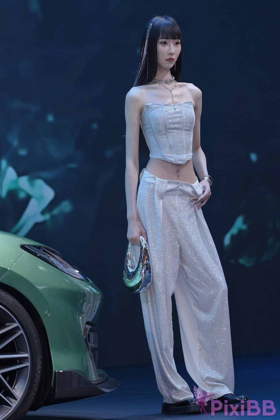 Featured Street Photography Works No.5990 Beautiful model at Fang Leopard booth PixiBB.COM 130
