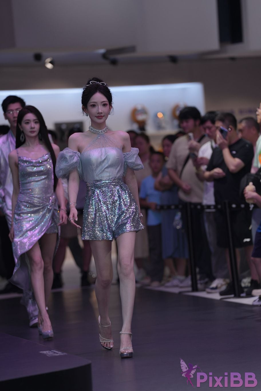 Featured Street Photography Works No.5990 Beautiful model at Fang Leopard booth PixiBB.COM 148