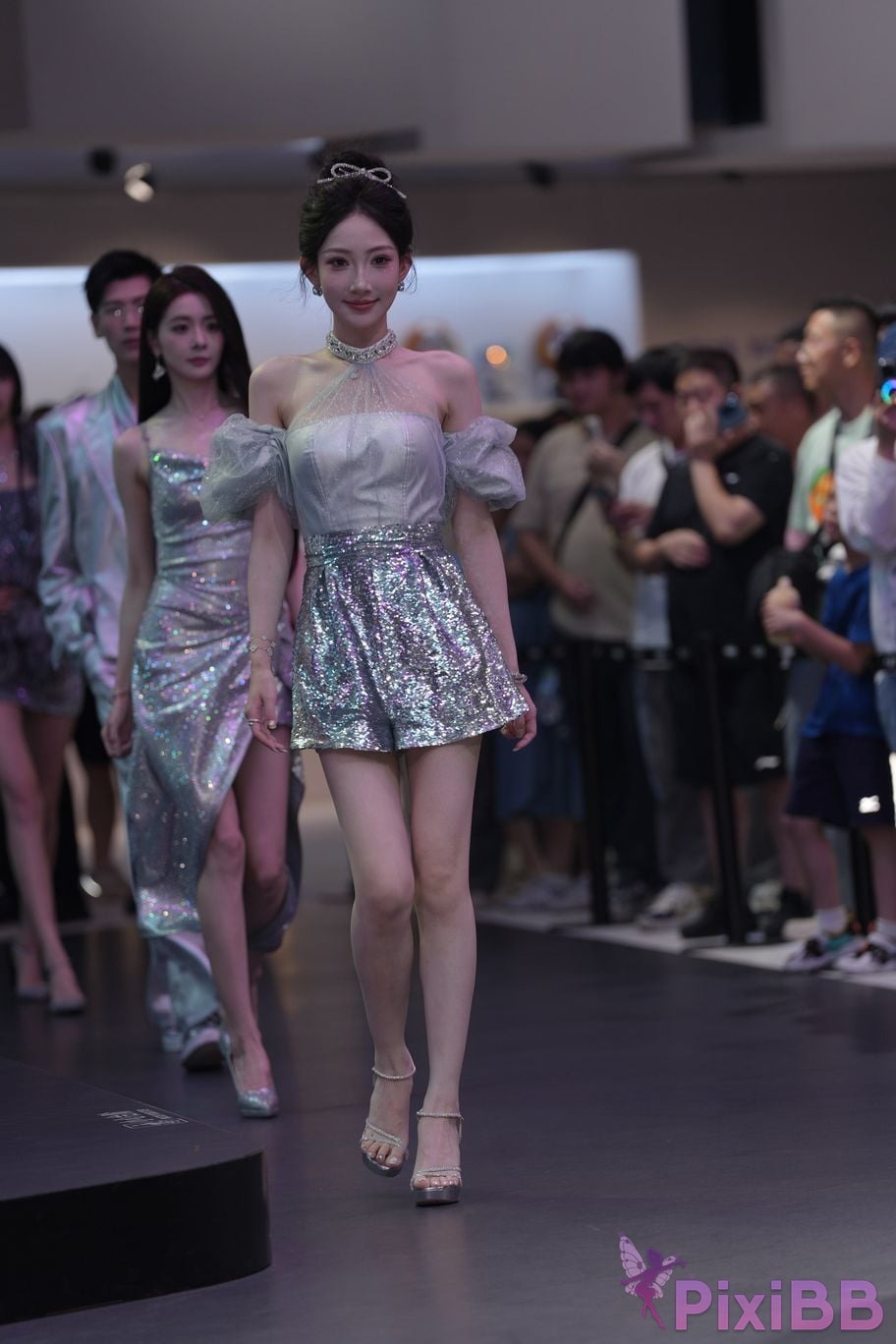 Featured Street Photography Works No.5990 Beautiful model at Fang Leopard booth PixiBB.COM 149